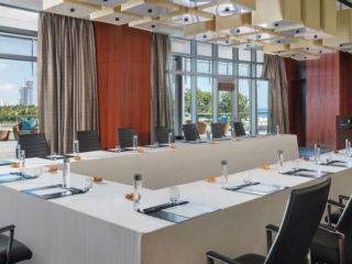 BH_Ritz-Carlton_Gallery-Voyager-Salon